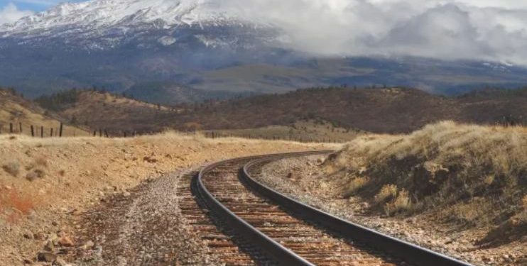 Firma de Slim y la española FCC ganan contrato para construir un tren de pasajeros.