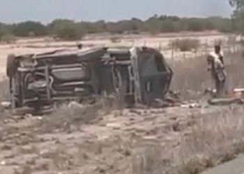 Muere jornalero agrícola en volcadura de camioneta tipo van; hay 12 lesionados.