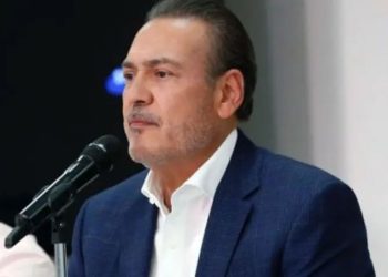 Manlio Fabio Beltrones felicita a la nueva presidenta de la Cámara de Diputados.