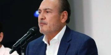 Manlio Fabio Beltrones felicita a la nueva presidenta de la Cámara de Diputados.