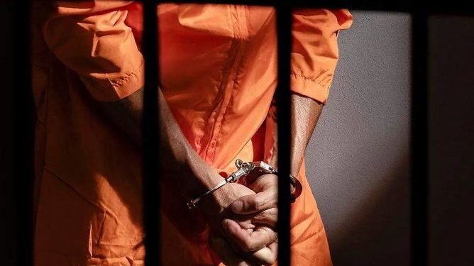 Dan formal prisión a exfuncionario federal por ingresar armas ilegalmente a México