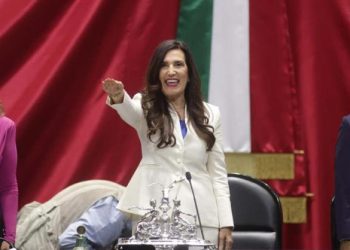 La panista Kenia López rinde protesta como presidenta de la Cámara de Diputados.