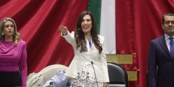 La panista Kenia López rinde protesta como presidenta de la Cámara de Diputados.