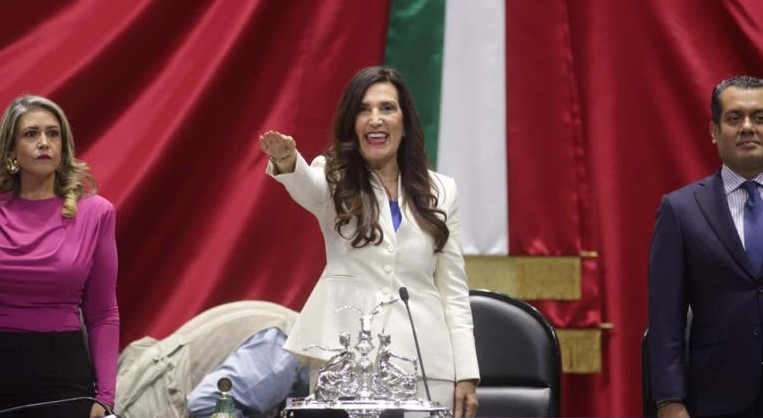 La panista Kenia López rinde protesta como presidenta de la Cámara de Diputados.