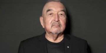 Luto en Hollywood por Graham Greene, el actor nativo que alcanzó la fama con “Dances with Wolves”.