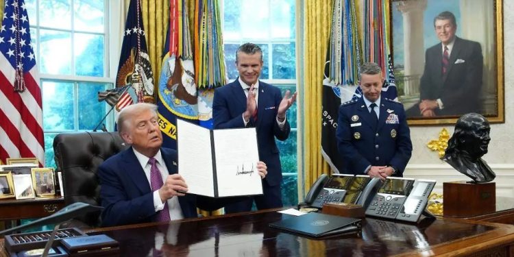 Trump firma decreto que renombra al Pentágono como “Departamento de la Guerra”.