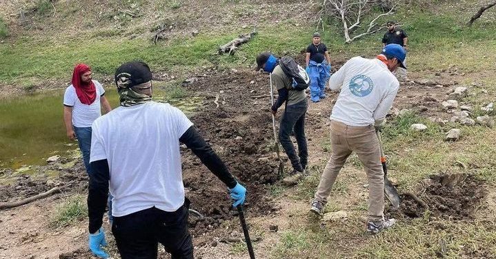 Madres Buscadoras de Sonora localizan restos calcinados cerca del aeropuerto de Hermosillo.