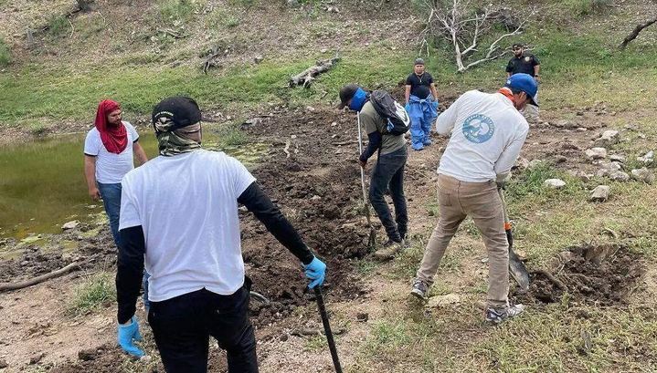 Madres Buscadoras de Sonora localizan restos calcinados cerca del aeropuerto de Hermosillo.