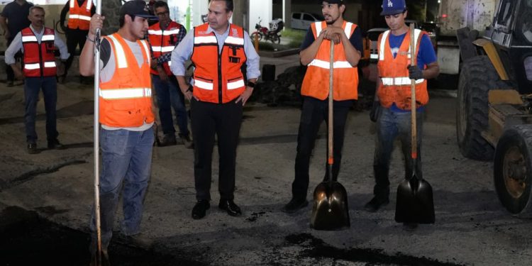 Supervisa Toño Astiazarán trabajos de bacheo nocturno en bulevar Quiroga