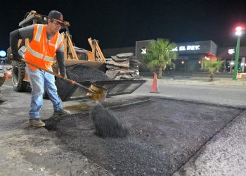 Supervisa Toño Astiazarán bacheo Nocturno en el norte de la ciudad