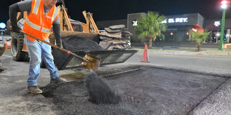 Supervisa Toño Astiazarán bacheo Nocturno en el norte de la ciudad