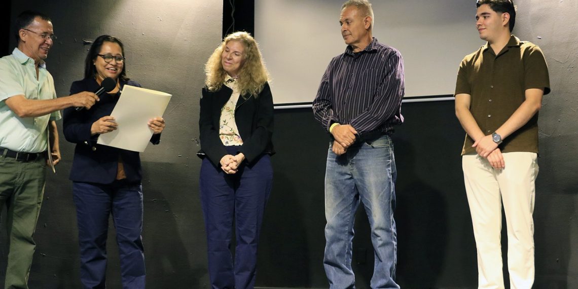 Reconocen a Luis Enrique García en el 17 Festival Internacional de Teatro Universitario