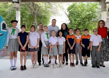 Entrega Toño Astiazarán primer distintivo CUIDA a Escuela Primaria Club de Leones #2