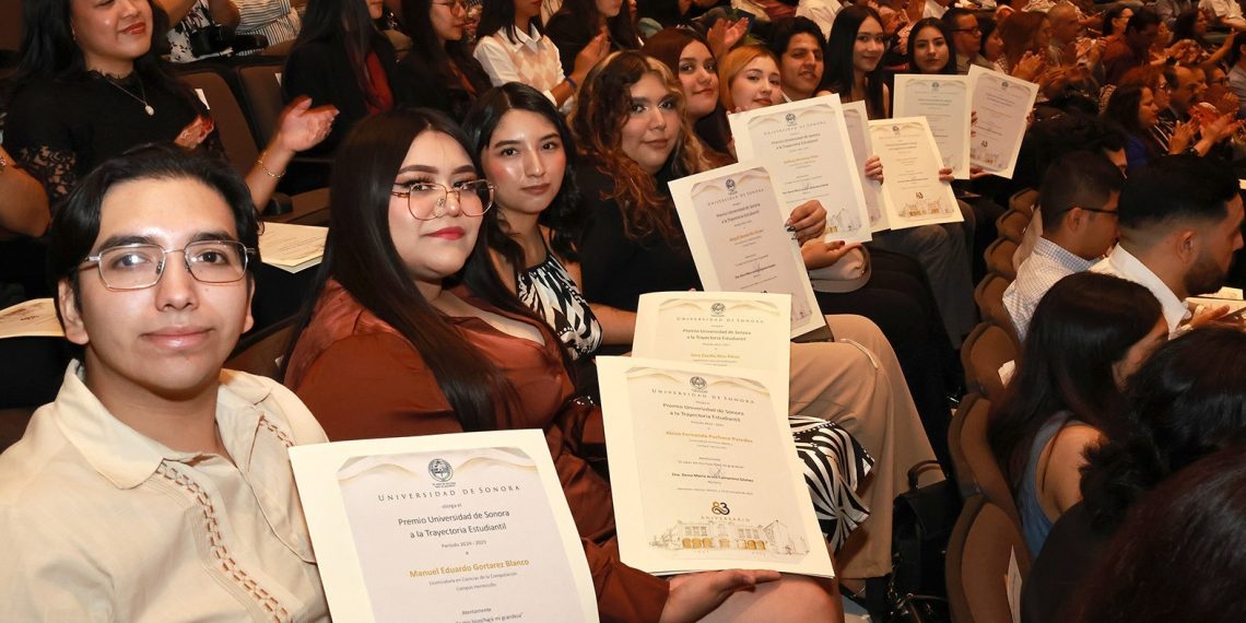 Universidad de Sonora conmemora su 83 Aniversario y reconoce la excelencia de sus estudiantes