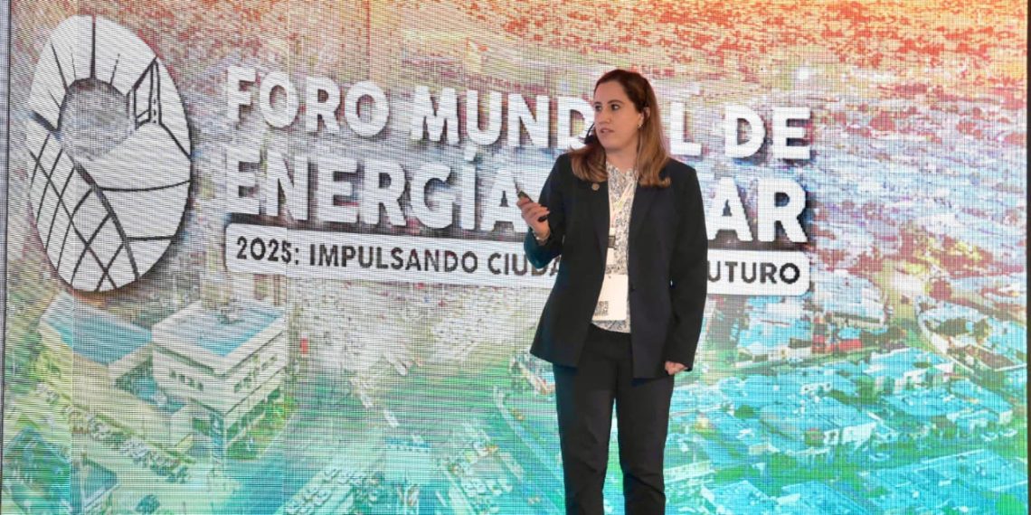 Expertos comparten su visión de ciudades inteligentes y con menos emisiones de carbono en el Foro Mundial de Energía Solar 2025