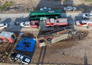 Fallecen seis 𝗽𝗲𝗿𝘀𝗼𝗻𝗮𝘀 𝗲𝗻 𝘃𝗼𝗹𝗰𝗮𝗱𝘂𝗿𝗮 𝗱𝗲 𝗮𝘂𝘁𝗼𝗯𝘂́𝘀 𝗱𝗲 𝗧𝘂𝗳𝗲𝘀𝗮 𝗲𝗻 𝗹𝗮 𝗰𝗮𝗿𝗿𝗲𝘁𝗲𝗿𝗮 𝗛𝗲𝗿𝗺𝗼𝘀𝗶𝗹𝗹𝗼–𝗚𝘂𝗮𝘆𝗺𝗮𝘀