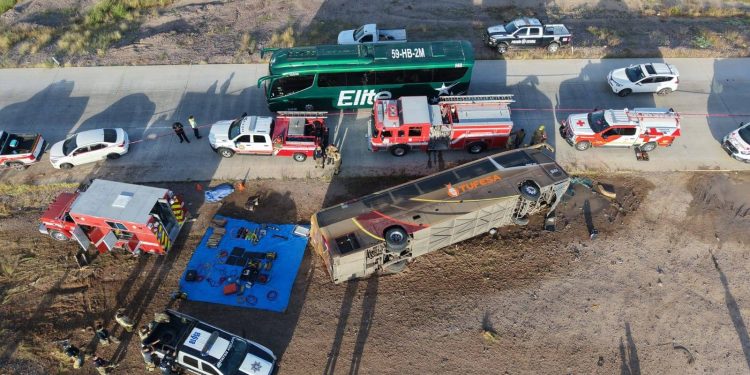 Fallecen seis 𝗽𝗲𝗿𝘀𝗼𝗻𝗮𝘀 𝗲𝗻 𝘃𝗼𝗹𝗰𝗮𝗱𝘂𝗿𝗮 𝗱𝗲 𝗮𝘂𝘁𝗼𝗯𝘂́𝘀 𝗱𝗲 𝗧𝘂𝗳𝗲𝘀𝗮 𝗲𝗻 𝗹𝗮 𝗰𝗮𝗿𝗿𝗲𝘁𝗲𝗿𝗮 𝗛𝗲𝗿𝗺𝗼𝘀𝗶𝗹𝗹𝗼–𝗚𝘂𝗮𝘆𝗺𝗮𝘀