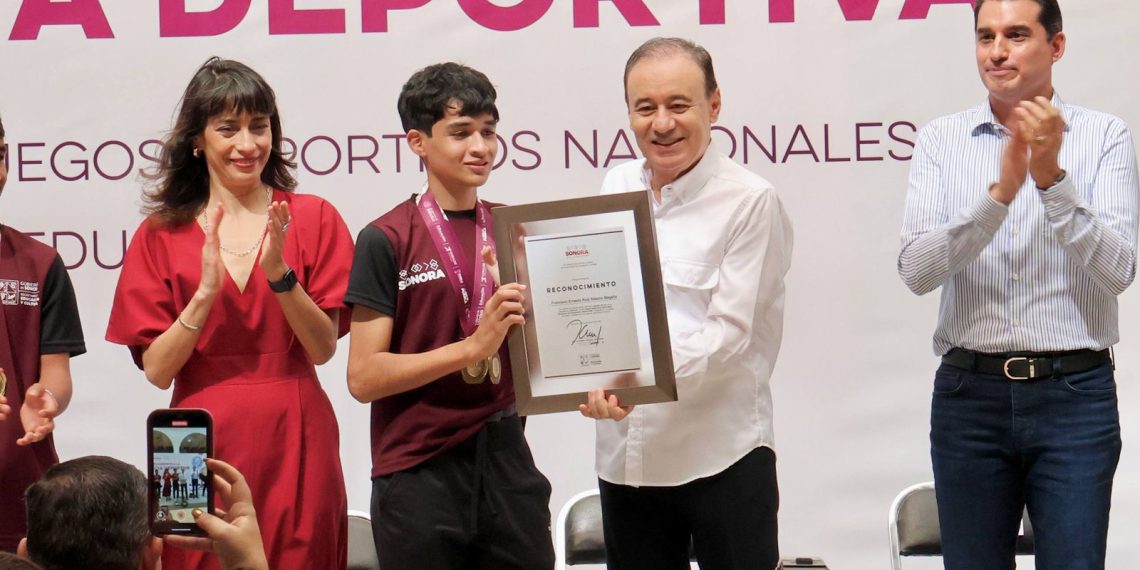 Premia Gobernador Durazo con becas a medallistas de los Juegos Deportivos Nacionales de Educación Básica