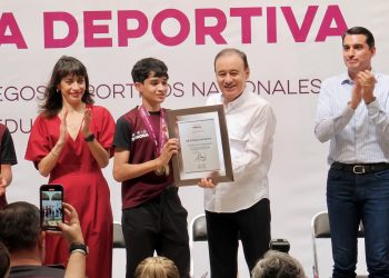 Premia Gobernador Durazo con becas a medallistas de los Juegos Deportivos Nacionales de Educación Básica