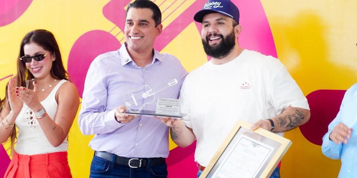 Carín León es reconocido como exalumno distinguido de la secundaria General No. 4