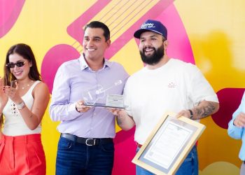 Carín León es reconocido como exalumno distinguido de la secundaria General No. 4