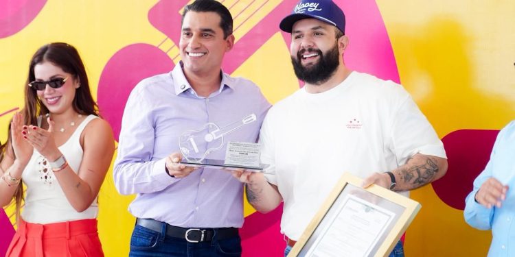 Carín León es reconocido como exalumno distinguido de la secundaria General No. 4