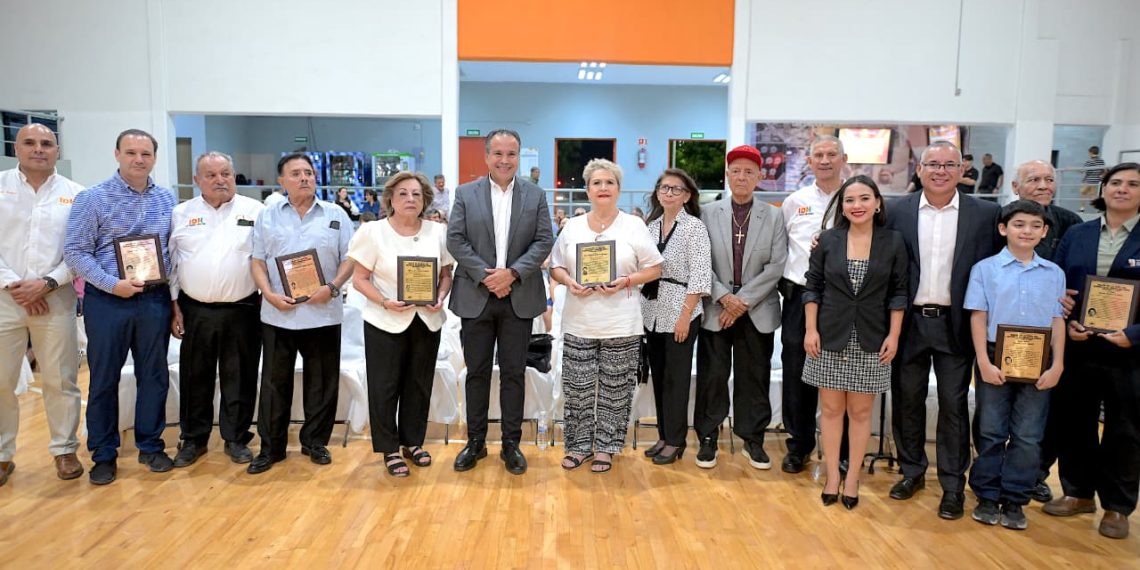 Reconoce Toño Astiazarán a 17 leyendas del deporte en el Salón de la Fama del Deportista Hermosillense