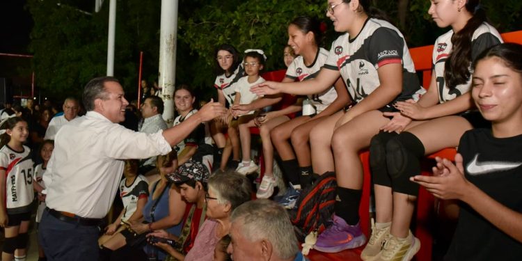 Entrega Toño Astiazarán como nuevo el parque Copacabana