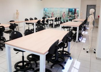 Inaugura UES aula dinámica de medicina en Hermosillo