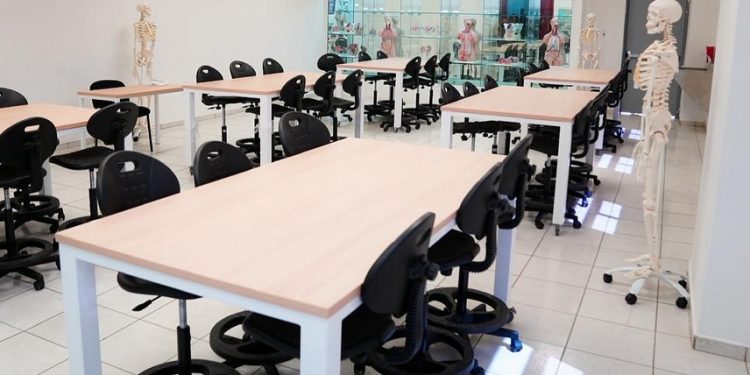 Inaugura UES aula dinámica de medicina en Hermosillo