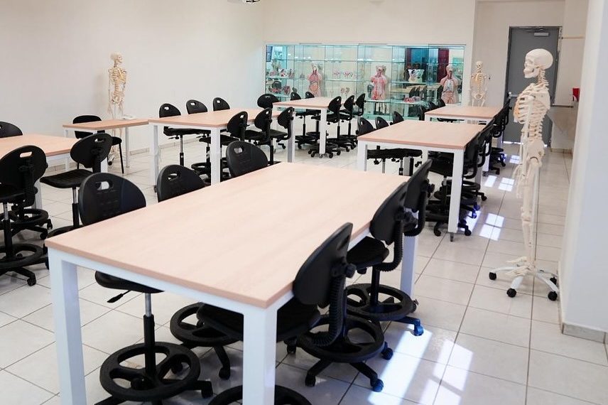 Inaugura UES aula dinámica de medicina en Hermosillo