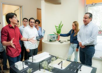 Reconoce Toño Astiazarán talento juvenil creador del proyecto de semáforo inteligente