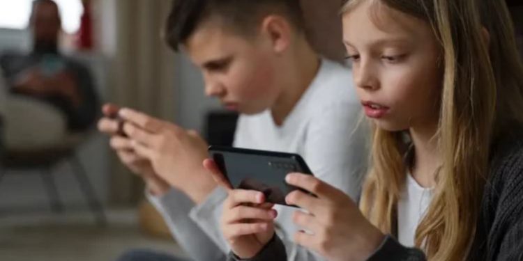 NY demanda a Facebook y otras redes por presunta adicción infantil