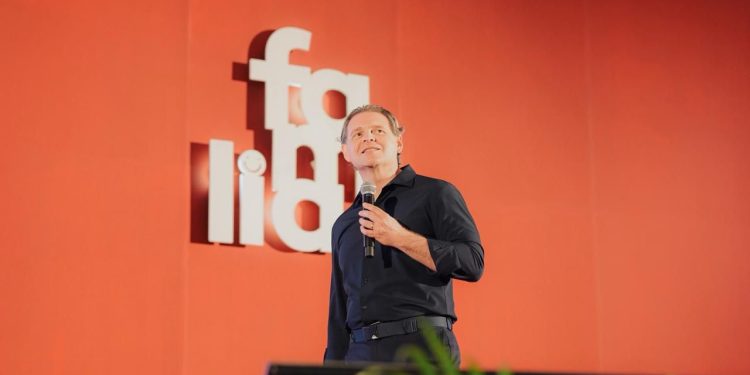 Demostrar cariño con hechos hace la verdadera amistad, estableció Pablo Fletcher en el Tercer Congreso de la Familia