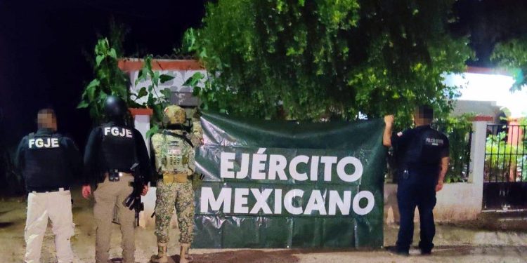 FGJES y fuerzas de seguridad aseguran drogas, cartuchos y motocicleta robada durante cateo en Bácum