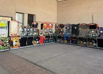 Decomisan 19 máquinas tragamonedas y diversos monitores mediante cateo