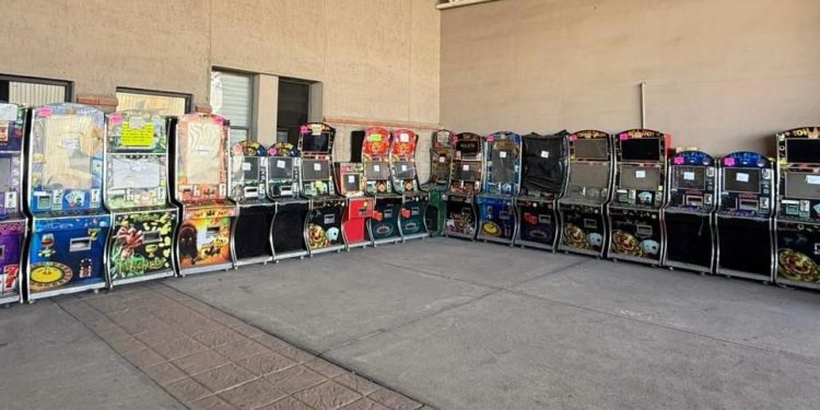 Decomisan 19 máquinas tragamonedas y diversos monitores mediante cateo