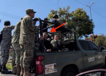 Soldados resguardan con su cuerpo a Harfuch en su visita a Uruapan