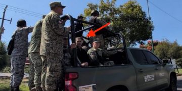 Soldados resguardan con su cuerpo a Harfuch en su visita a Uruapan