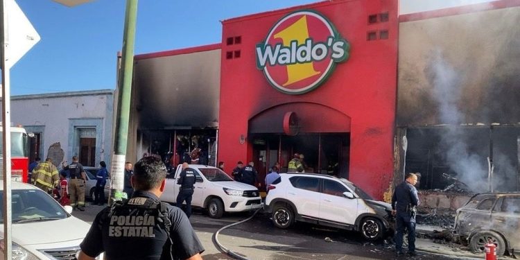 Se registran 22 personas fallecidas tras explosión e incendio en comercio del Centro de Hermosillo.