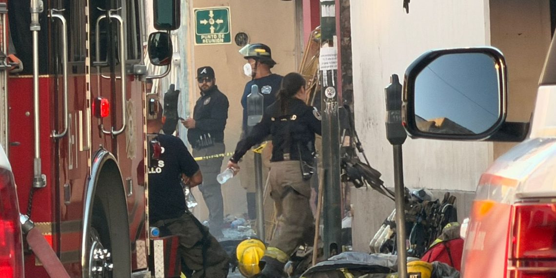 Atienden cuerpos de emergencia incendio de establecimiento comercial en Centro de la ciudad