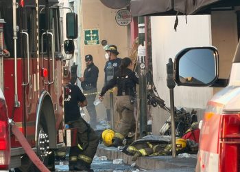 Atienden cuerpos de emergencia incendio de establecimiento comercial en Centro de la ciudad