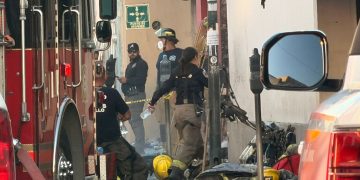 Atienden cuerpos de emergencia incendio de establecimiento comercial en Centro de la ciudad