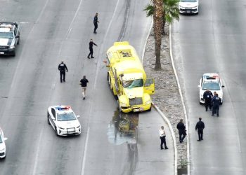 A disparos tras persecución en bulevar Kino, policías de Hermosillo detienen pipa presuntamente robada.