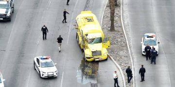 A disparos tras persecución en bulevar Kino, policías de Hermosillo detienen pipa presuntamente robada.