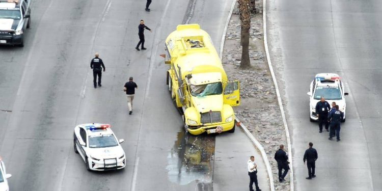 A disparos tras persecución en bulevar Kino, policías de Hermosillo detienen pipa presuntamente robada.