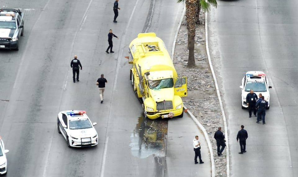 A disparos tras persecución en bulevar Kino, policías de Hermosillo detienen pipa presuntamente robada.