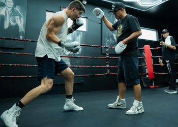 El “Diamante mexicano” Julio Porras en su debut internacional, el sábado en Riyadh, Arabia Saudita.