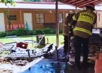 Bomberos de Hermosillo apoyan en incendio de bodega del DIF en Ures