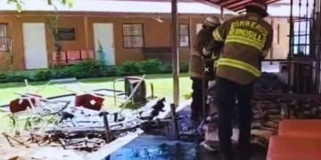 Bomberos de Hermosillo apoyan en incendio de bodega del DIF en Ures